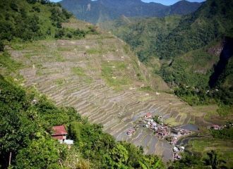 Внизу террас расположена деревушка Батад