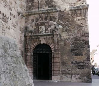 Входной портал церкви расположен в башне