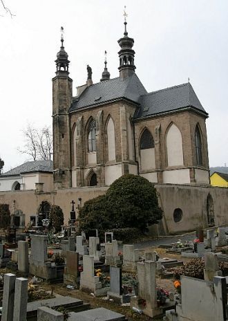 Снаружи церковь в городе Кутна-Гора ниче