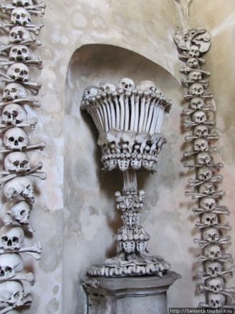 В Костнице даже вазы были сложены из кос