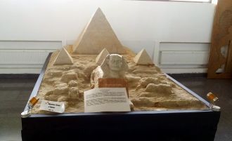 Макет пирамиды Хеопса и Сфинкса.