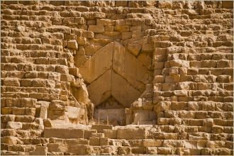Вход в пирамиду Хеопса первоначально нах