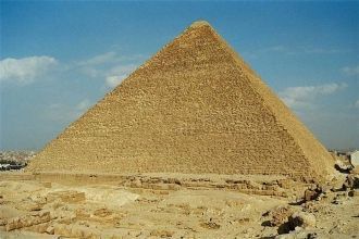 Размеры пирамиды Хеопса в Гизе поражают.