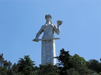 У каменного храма возвышается статуя Гру