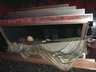 Ленин покоится в мавзолее.
