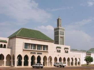 Квадратная в сечении башня поднимается н