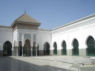 Расположена Дакарская соборная мечеть в 