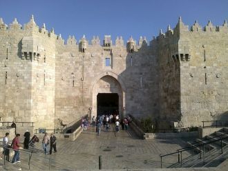 В XII веке крестоносцы перестроили ворот