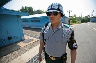Солдат южнокорейской армии стоит на пост