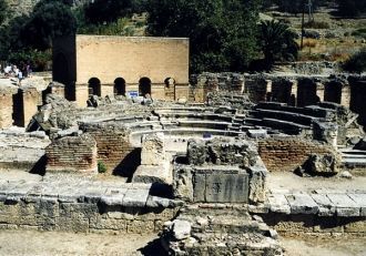 Римский театр Одеон, находится справа от