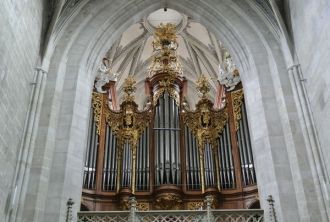 Практически все иконы, статуи святых и п