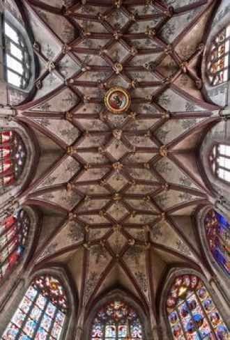 Витражи собора. Почти все они относятся 