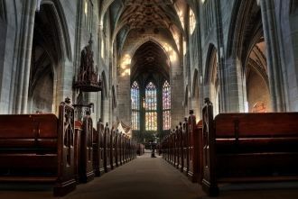 В отличие от роскошного внешнего убранст