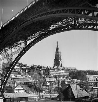 Вид на Бернский кафедральный собор из-по