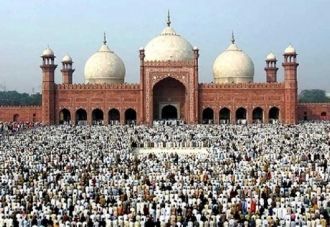 Мечеть Бадшахи способна вместить 95 000 
