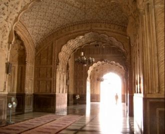Интерьер главного здания мечети состоит 