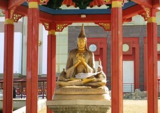 В 17-ти пагодах на пьедестале восседают 