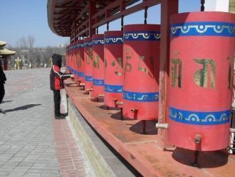 Вокруг центрального хурула (Элиста) расп