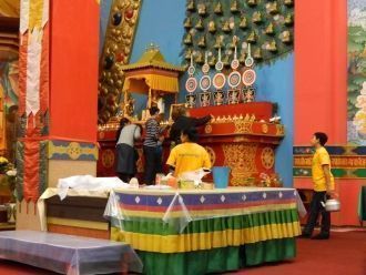 Внутренние стены украшены искусной роспи