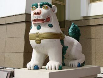 Вход в храм обрамлен красными колоннами,