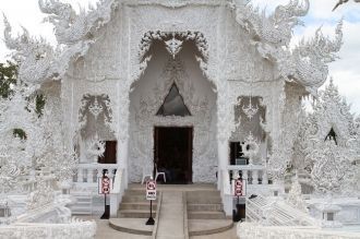 Храм выполнен в нетрадиционной буддийско