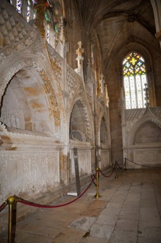 На южной стене капеллы,  в нишах, находя