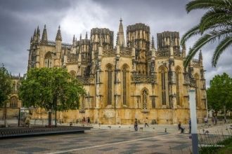 Справа от входа в церковь находятся часо