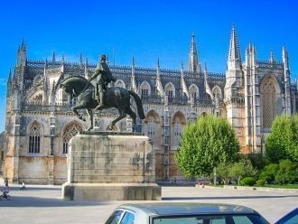 На площади перед монастырем установлен п