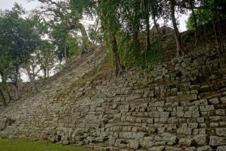 Майя не разрушали старые храмы, а с осто