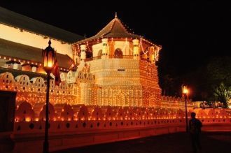 Храм Зуба Будыы ночью