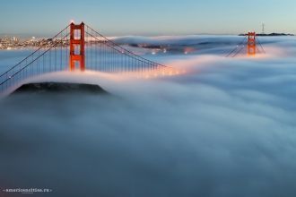 Туман покрывающий мост Золотые Ворота.