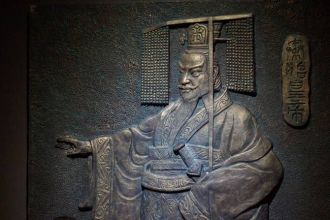 Император Цинь Шихуанди правил с 246 по 