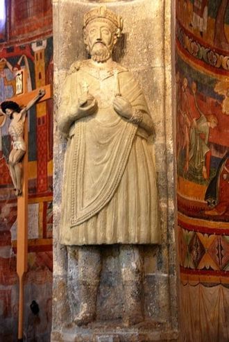 Статуя Карла Великого в церкви аббатства
