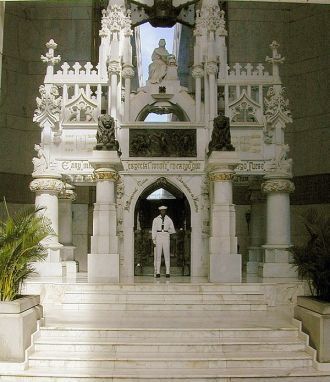 Внутри маяка мраморный мавзолей с останк