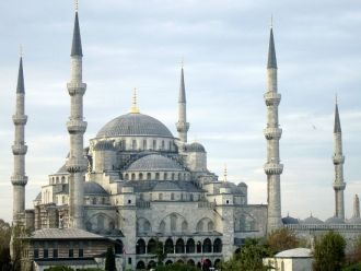 Четыре минарета мечети имеют по три балк