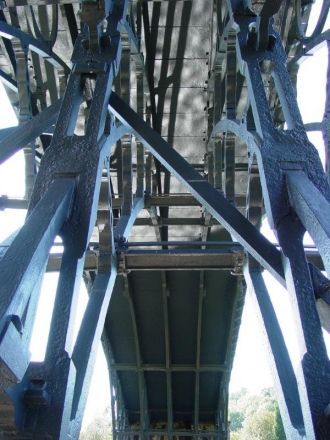 Длина мостового пролета — 30,6 метра, ве