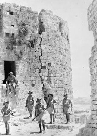 Австралийские войска среди руин Сидонско