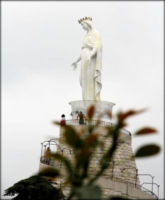 Бронзовая статуя Девы Марии Ливанской вы