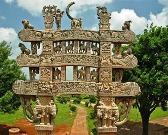 Резные ворота в деревне Санчи