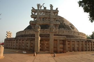 На территории Санчи есть немало других д