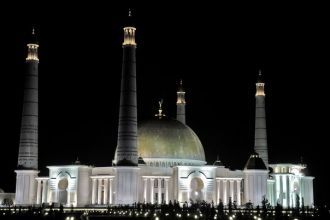 Мечеть Туркменбаши Рухы ночью