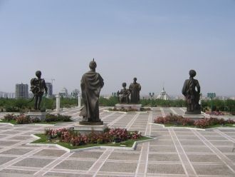 Скульптуры туркменских народных героев