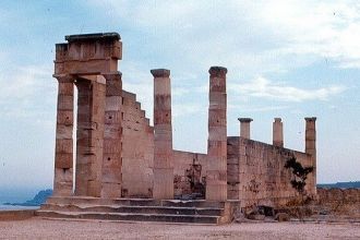Храм Афины Линдосской. В центре некогда 