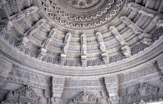 Храм построен без использования металлич