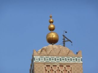 На вершине  минарета находится три шара 