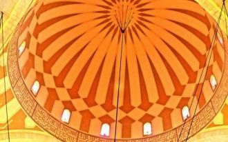 Огромный купол Мечети, сделан из чистого