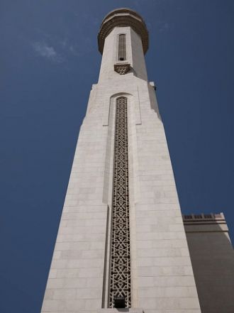 Мечеть имеет два величественных минарета