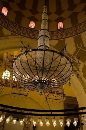 Под центральным куполом  мечети располож