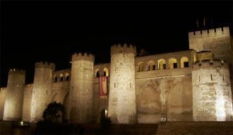 Дворец Альхаферия ночью