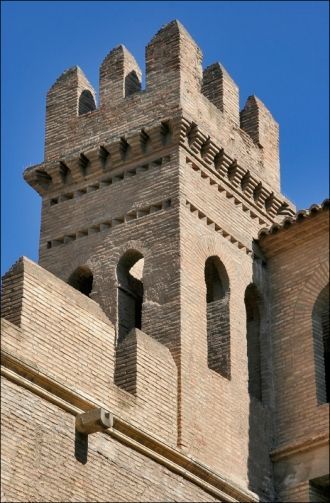 Крепостная башня дворца Альхаферия